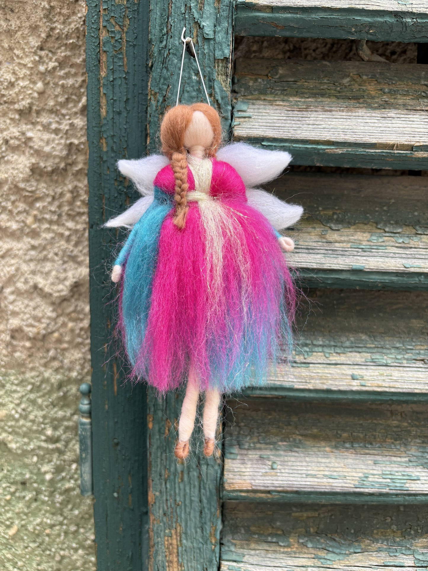 Zână magică, din lână împâslită 16 cm- ciclam/turcoaz